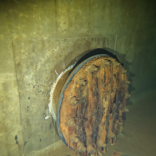 Sprinklertank-Inspektion: Betontank, 35 Jahre – Verschlossene Leitung Nahaufnahme