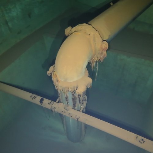 Sprinklertank-Inspektion: Betontank, 15 Jahre – Rohrschelle Flansch Schwere Ablagerungen
